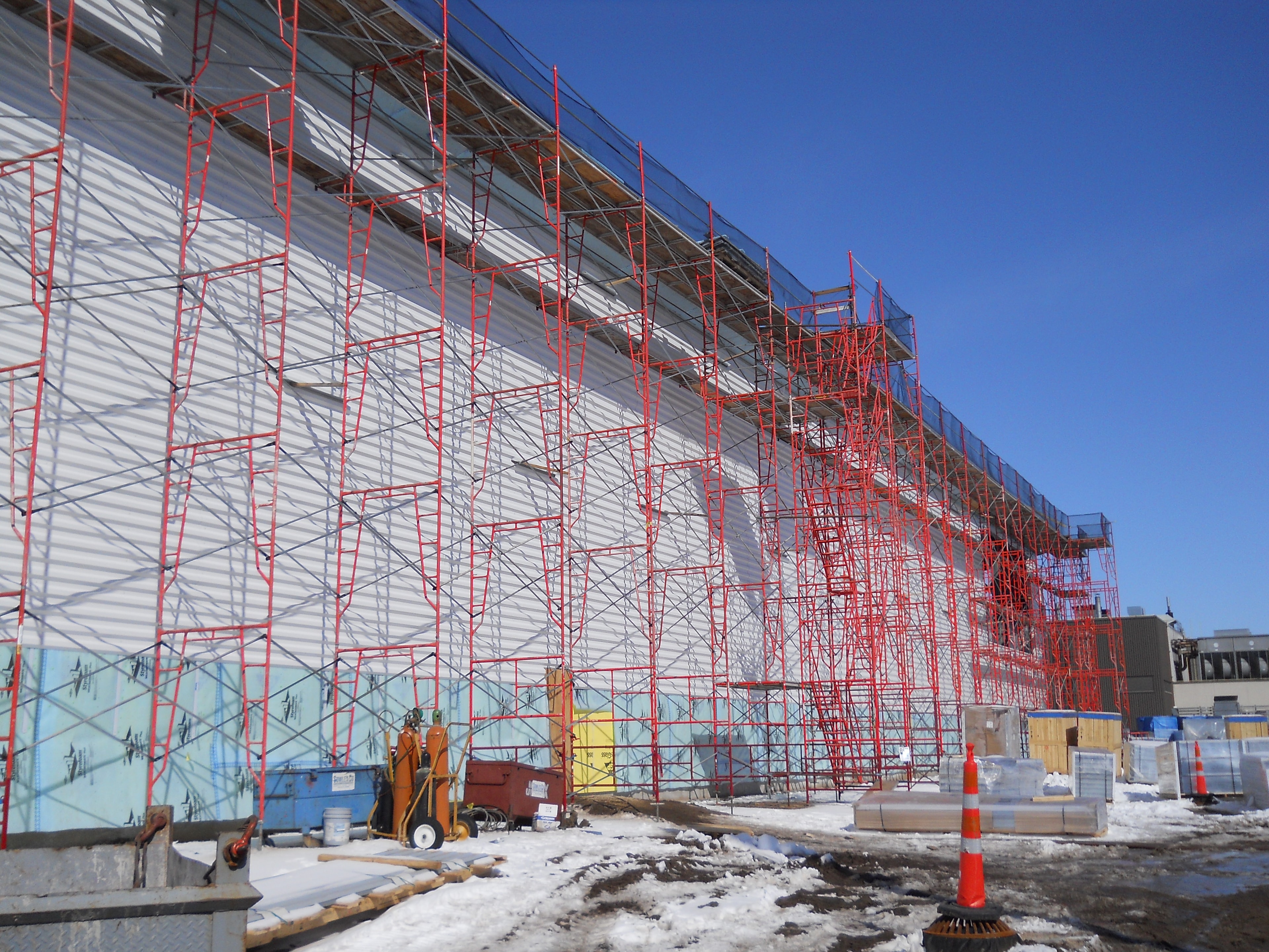 Cummins roofline scaffold customized fall protection system