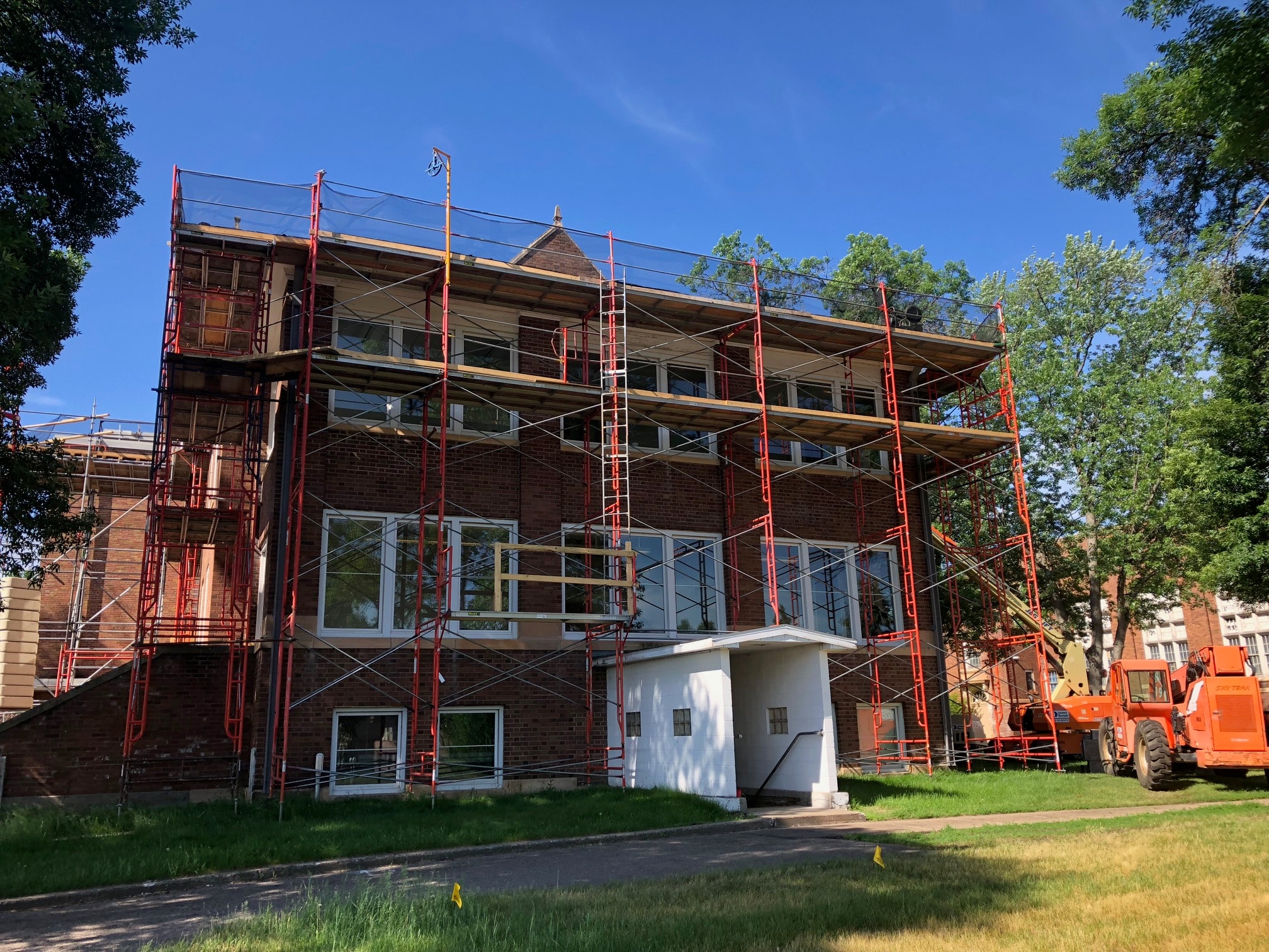 Cottage Anoka County roofline scaffold with overhead protection