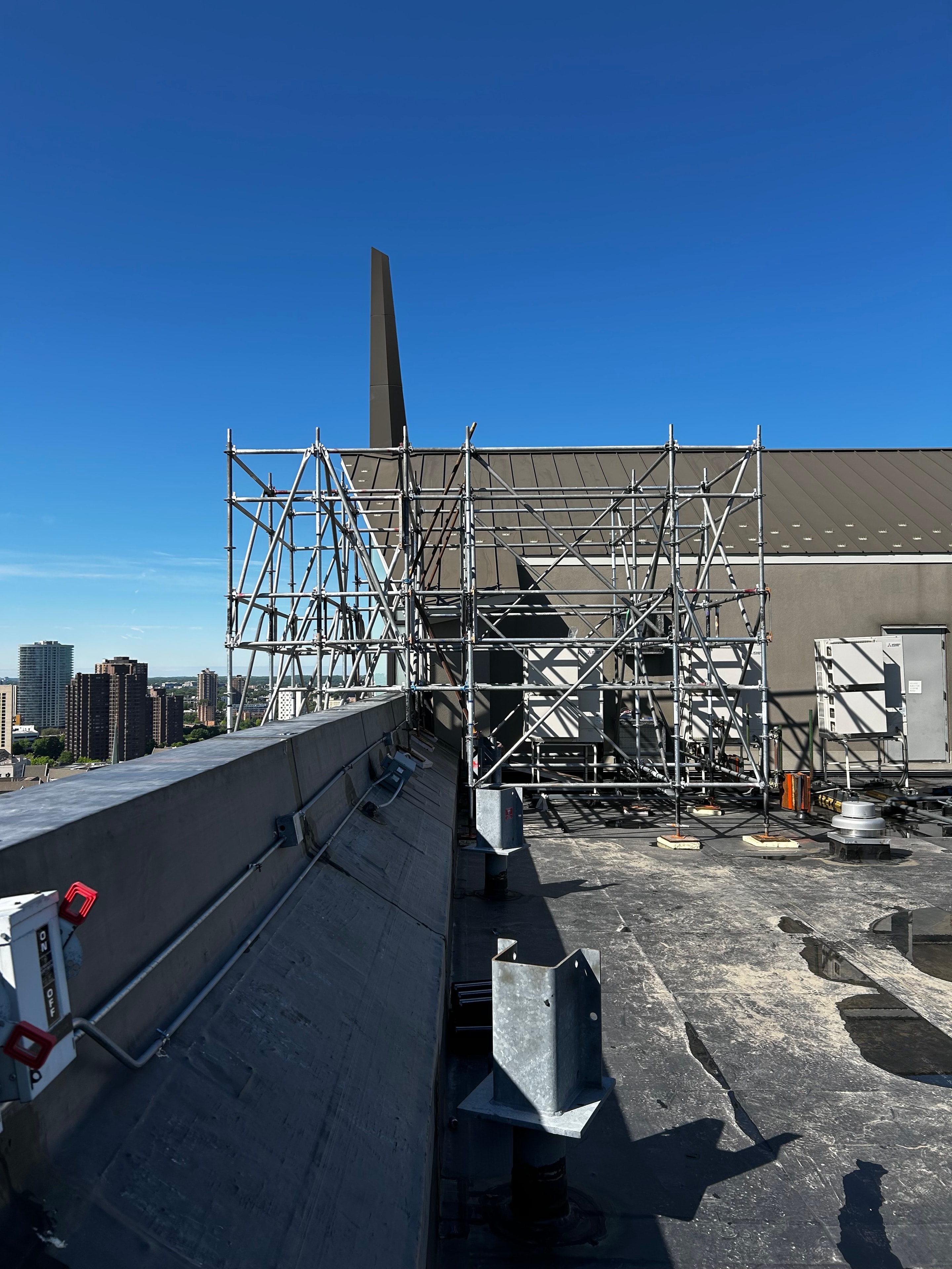 Suspended system scaffold over a building edge
