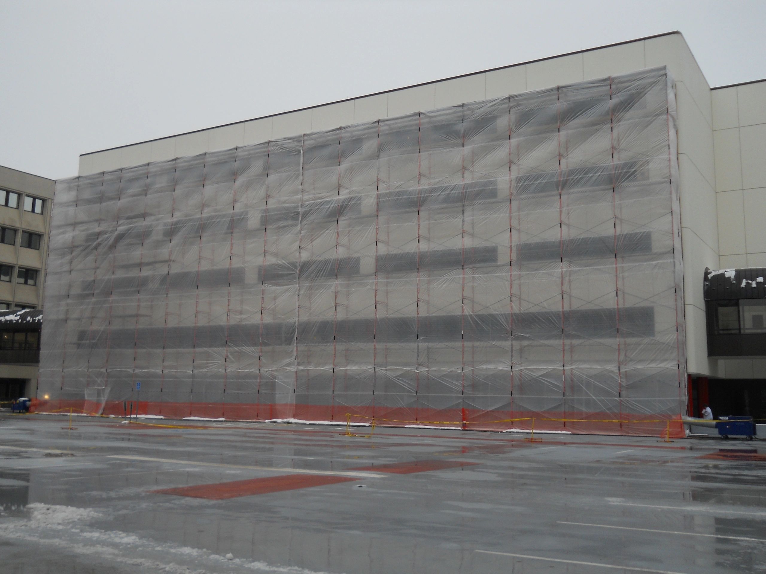 Scaffold enclosure building facade