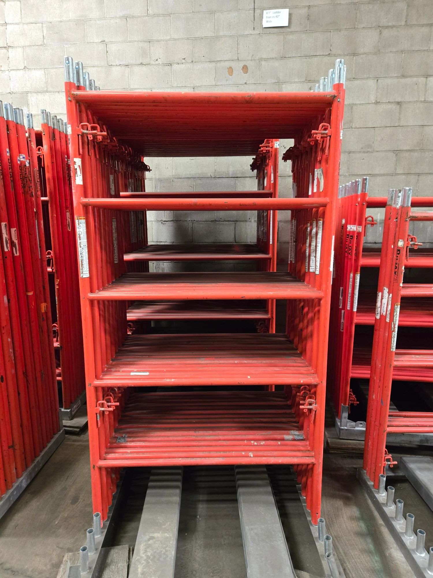 Ladder frame scaffold with integrated ladder for platform access