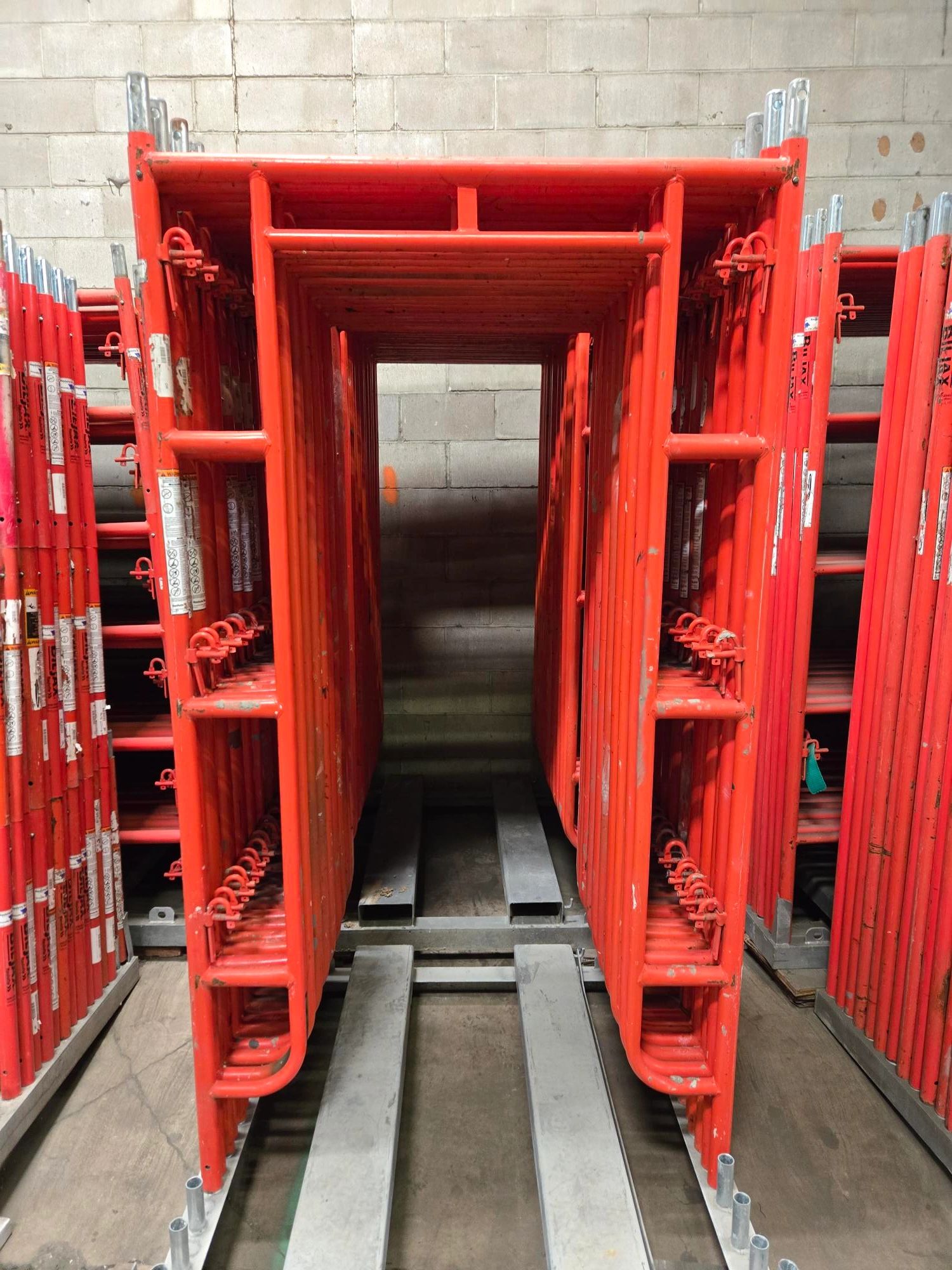 Walk-through frame scaffold allowing crew access at each deck level
