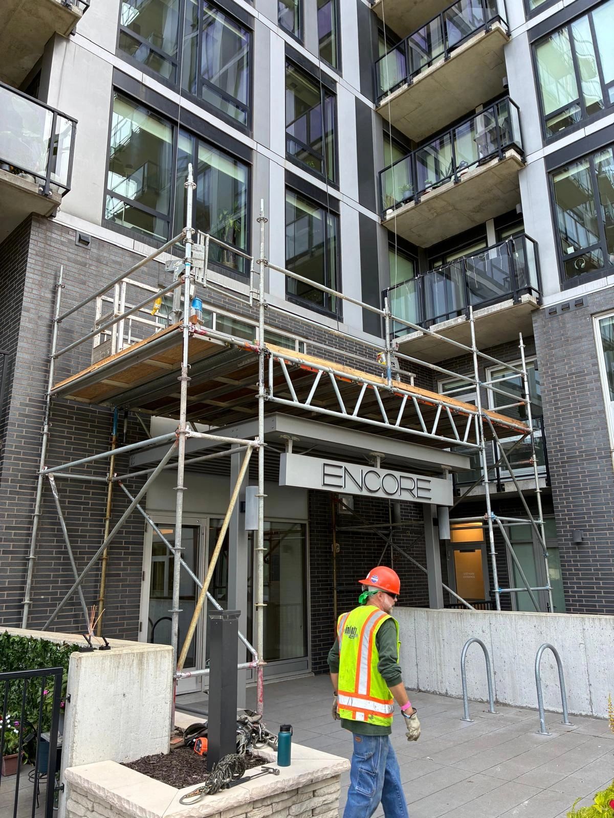 Swing stage landing platform on an apartment building